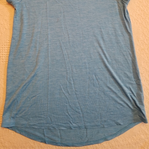 Old Navy Activewear tshirt - Picture 2 of 4